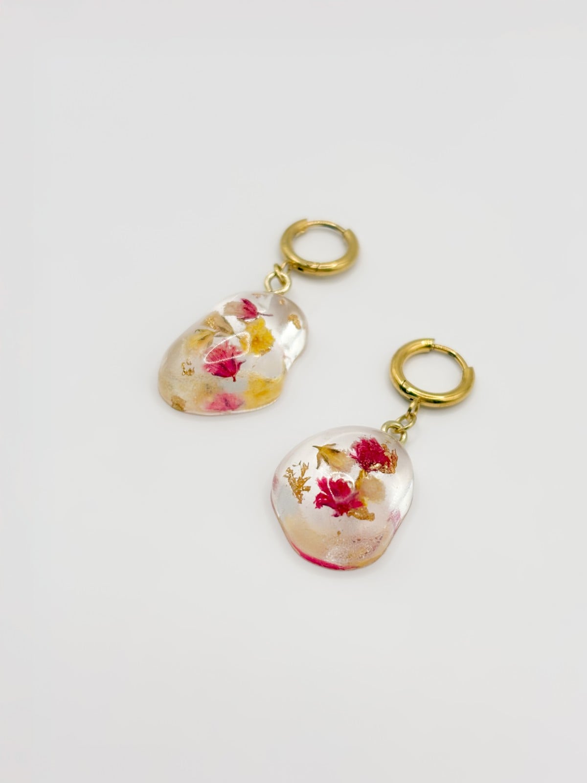 Huggie Hoop Oorbellen met Stenen Gevuld Echte Bloemen uit Lugano (Str… - 125715 Huggie Hoop Oorbellen met Stenen Gevuld Echte Bloemen uit Lugano (Strawberry Lemonade)