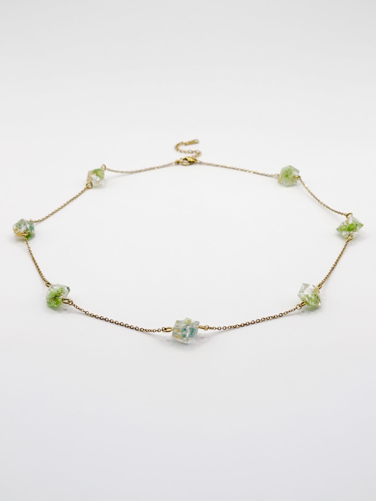 Minimalistische Kristalvormige Kralen Ketting met Echte Bloemen uit Luxemburg (Forgotten Gardens)