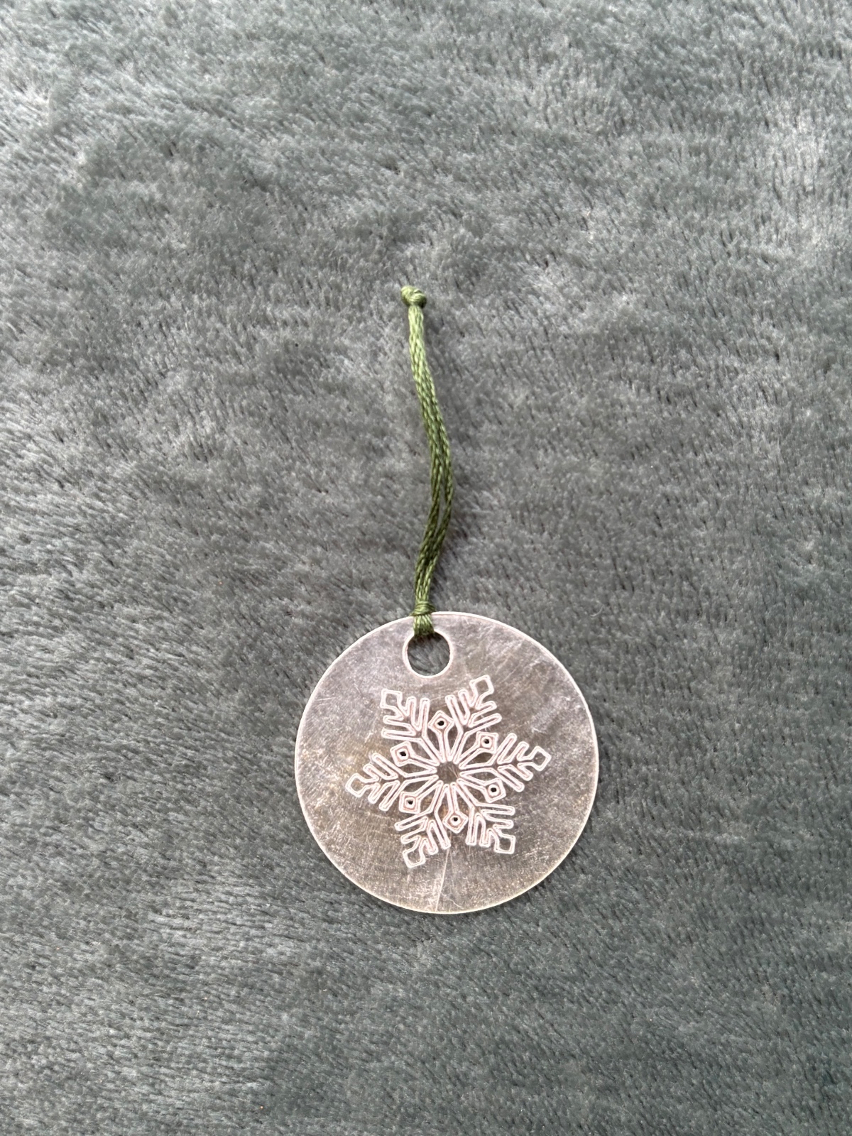 Sneeuwvloek in parelmoer. Een set van 15 hangertjes.