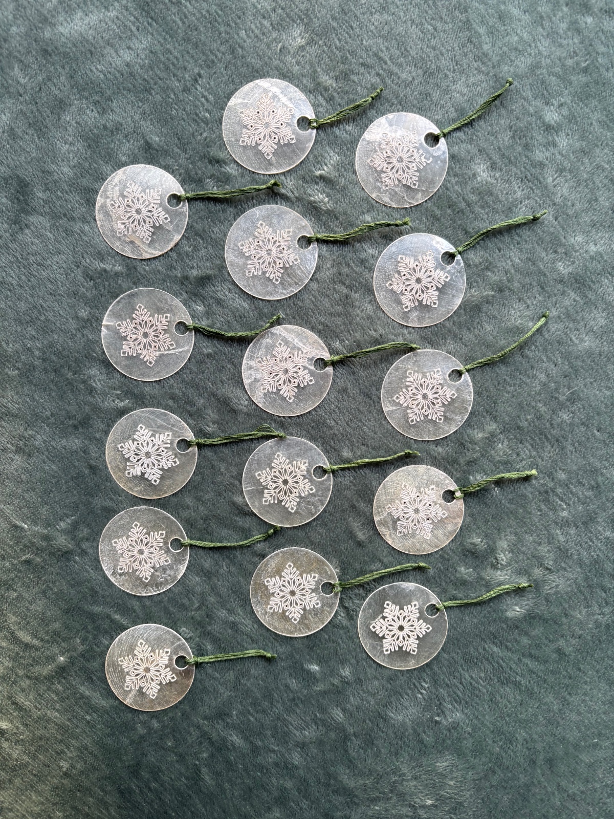 Sneeuwvloek in parelmoer. Een set van 15 hangertjes.