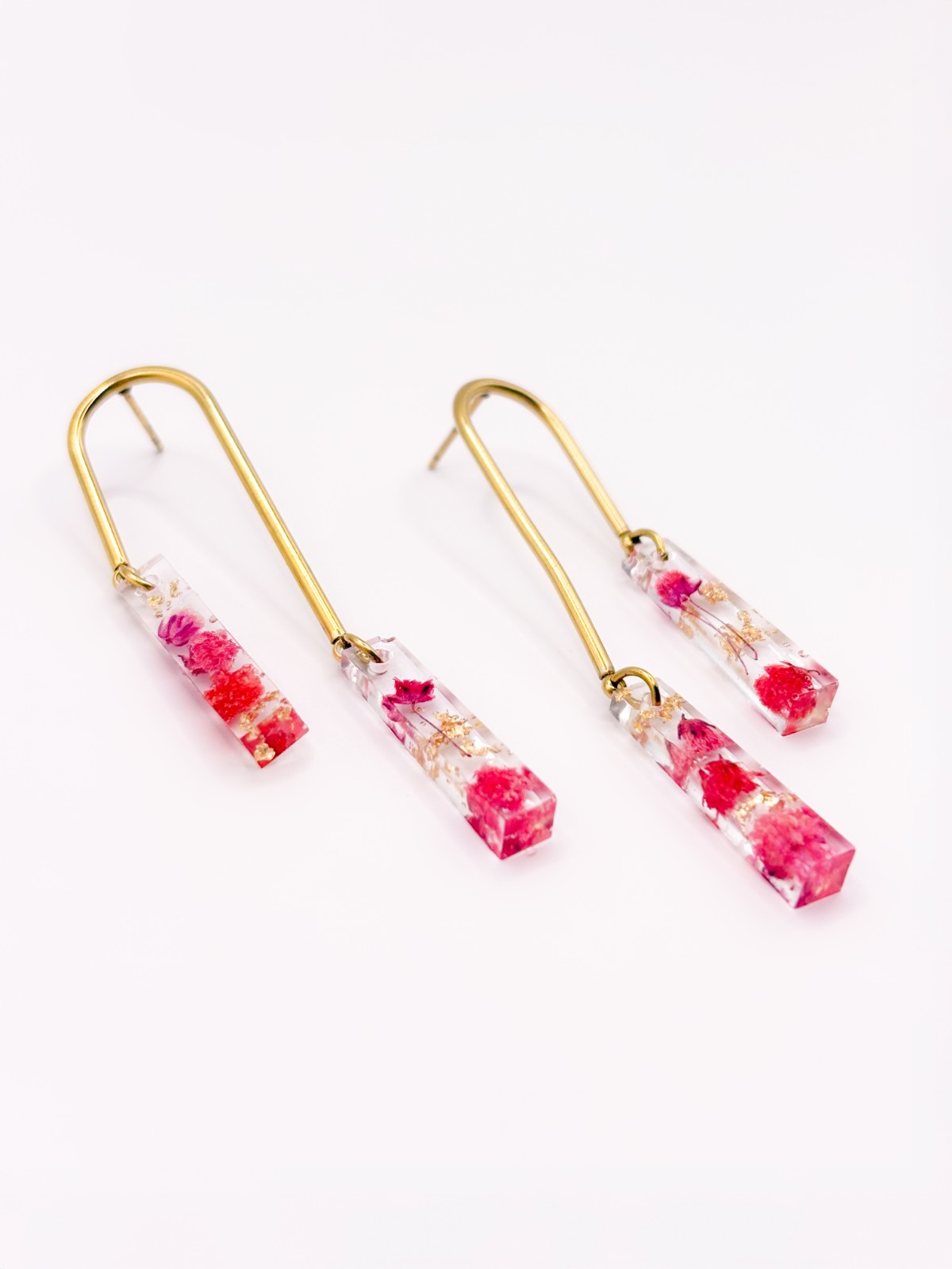 Asymmetrische Boog Oorbellen Met Hangers Gevuld met Echt Gipskruid uit Den Haag (GirlMeetsDenHaag x CH Design)