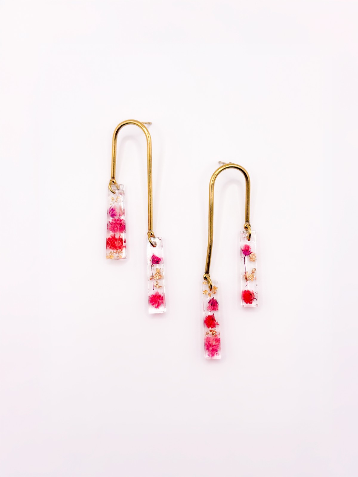 Asymmetrische Boog Oorbellen Met Hangers Gevuld met Echt Gipskruid uit Den Haag (GirlMeetsDenHaag x CH Design)