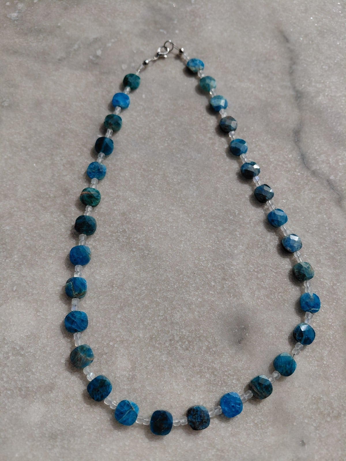 Blue Sky: ketting met blauwe apatiet en maansteen