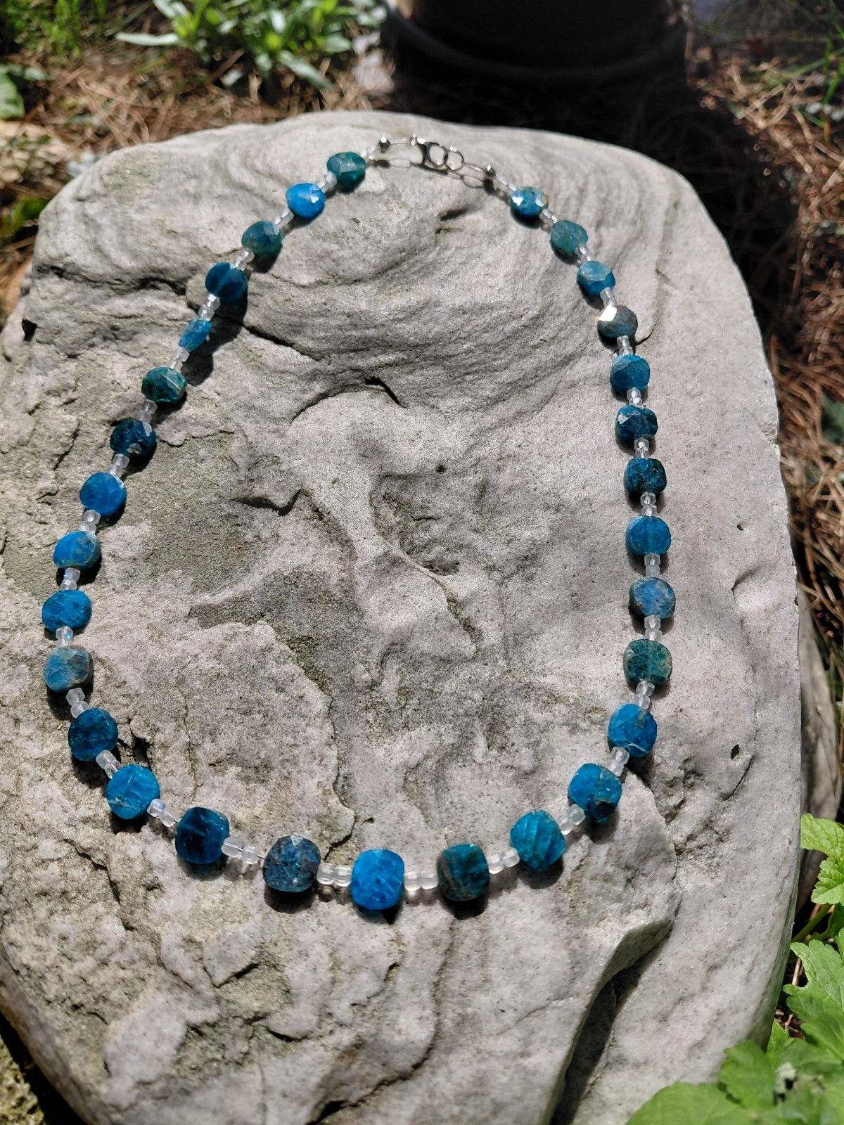 Blue Sky: ketting met blauwe apatiet en maansteen