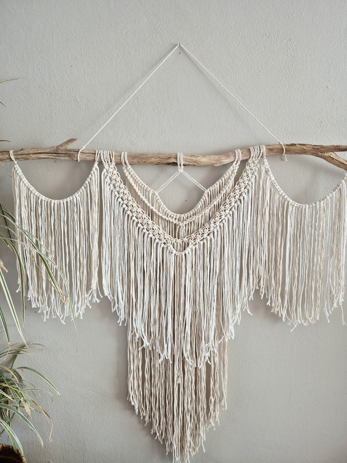Crème kleurige macrame wandhanger. - 129566 Crème kleurige macrame wandhanger.