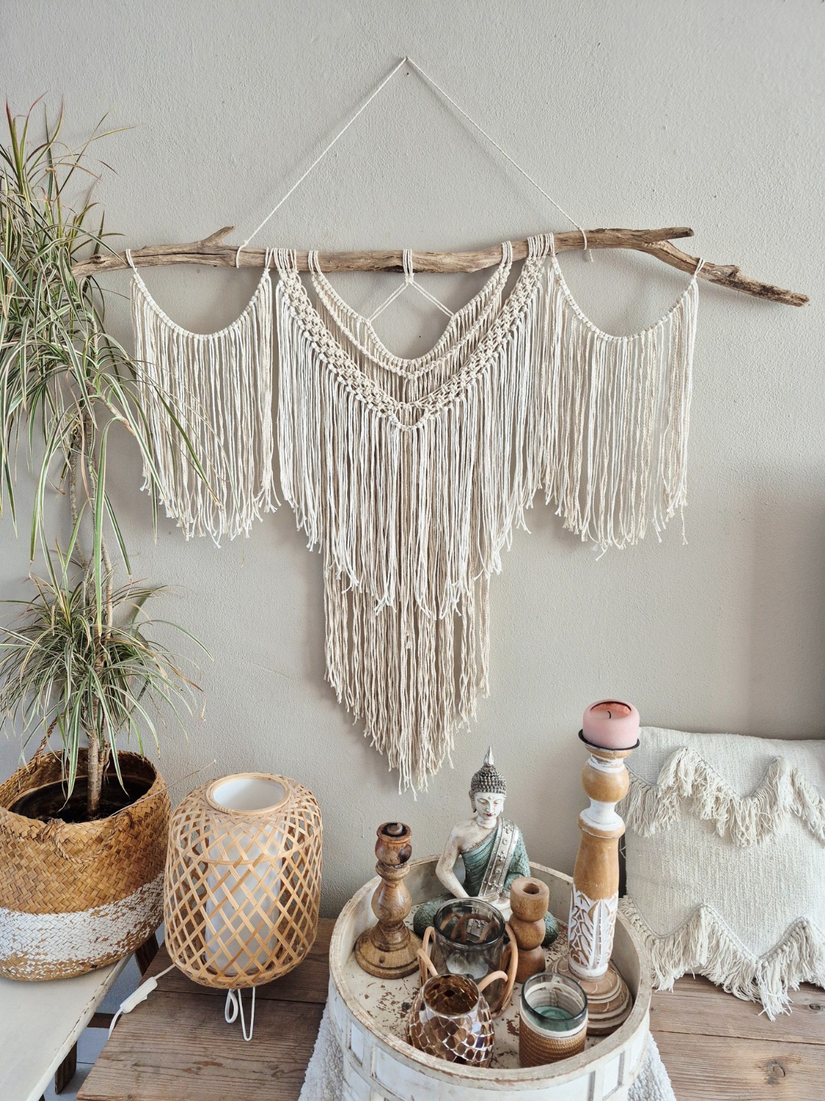Crème kleurige macrame wandhanger. - 129567 Crème kleurige macrame wandhanger.