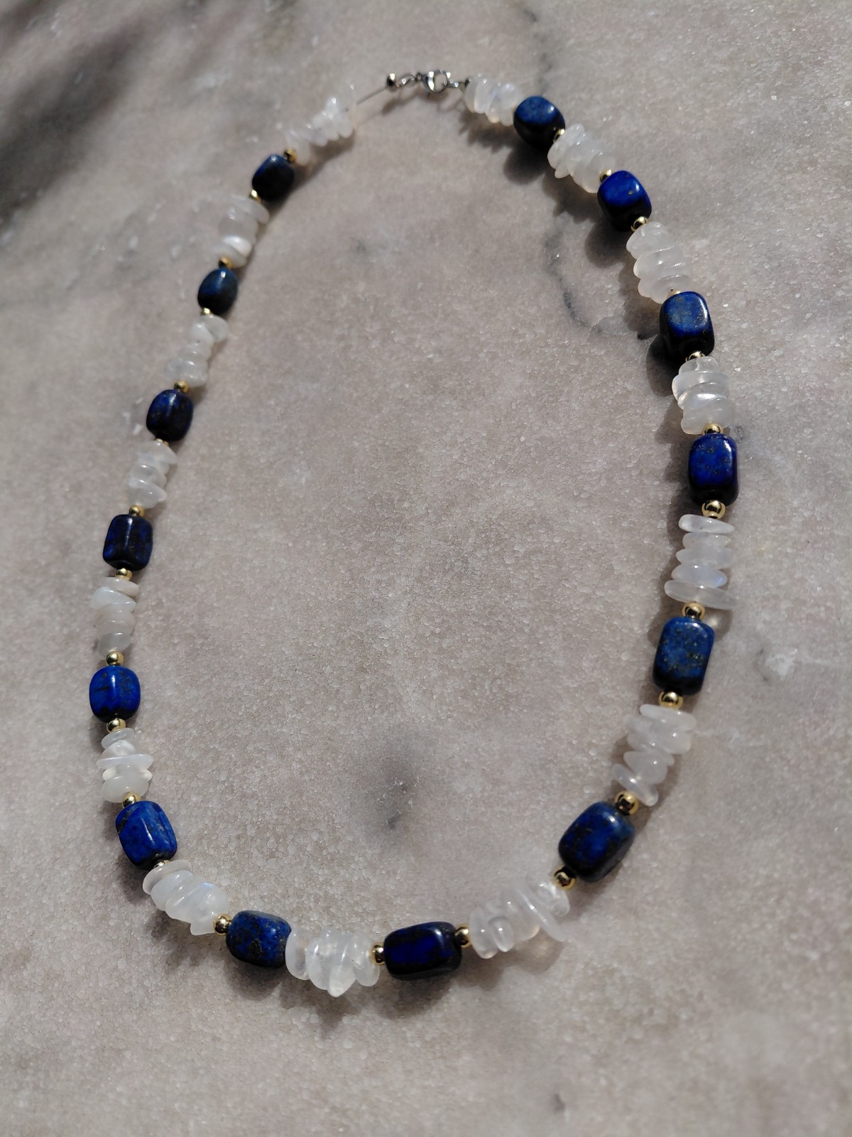 Female Power: ketting met lapis lazuli en maansteen