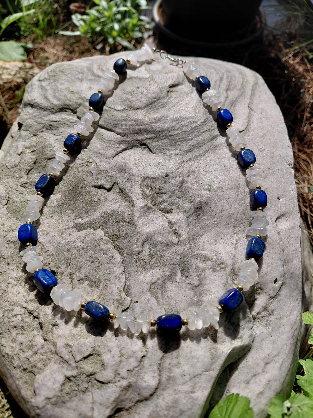 Female Power: ketting met lapis lazuli en maansteen