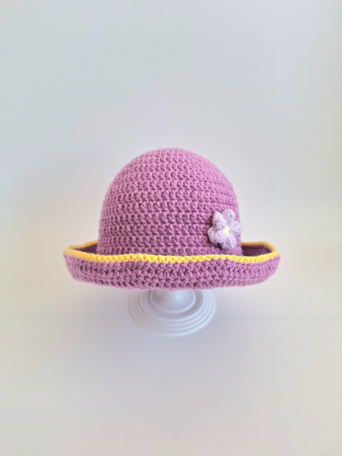 Gehaakt baby hoedje twee-in-een | Lavendel en geel - 130011 Gehaakt baby hoedje twee-in-een | Lavendel en geel