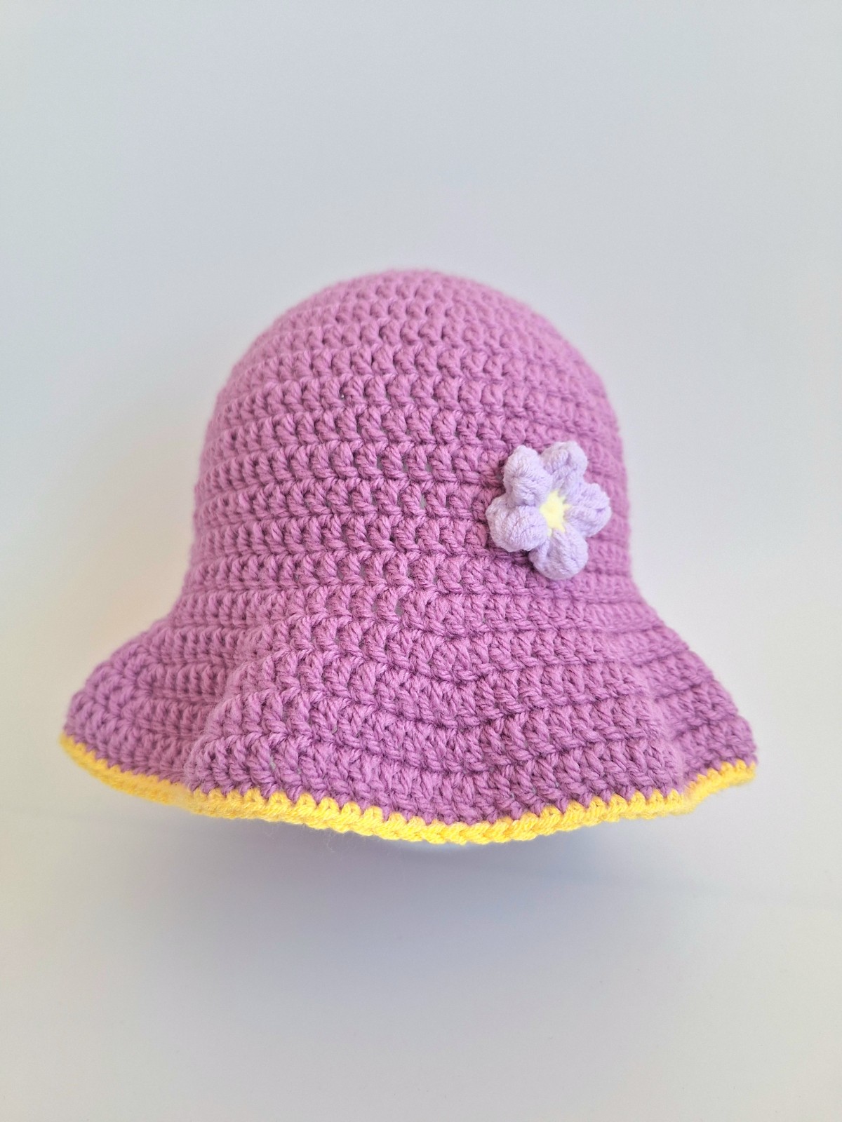 Gehaakt baby hoedje twee-in-een | Lavendel en geel - 130012 Gehaakt baby hoedje twee-in-een | Lavendel en geel