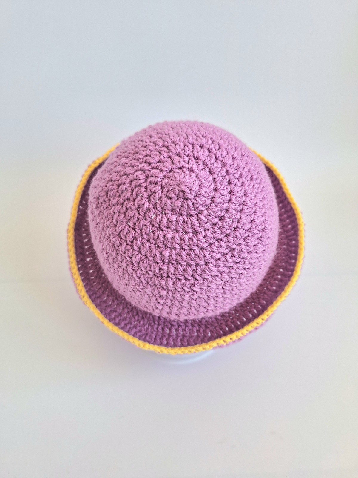 Gehaakt baby hoedje twee-in-een | Lavendel en geel - 130017 Gehaakt baby hoedje twee-in-een | Lavendel en geel