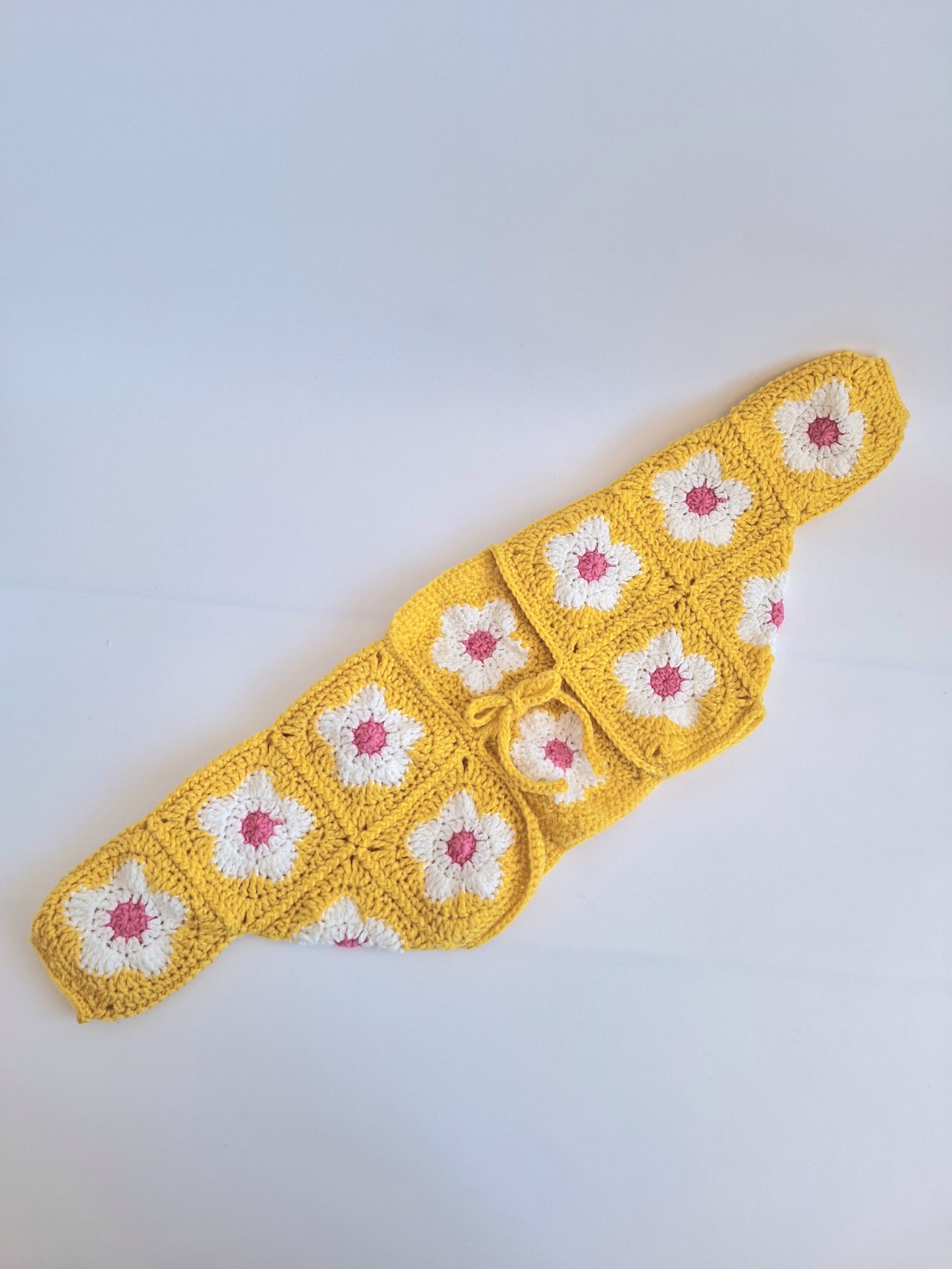 Gehaakt baby vestje | Bolero geel met wit en roze bloemen - 130018 Gehaakt baby vestje | Bolero geel met wit en roze bloemen