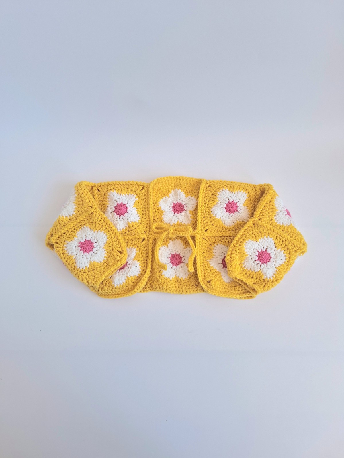 Gehaakt baby vestje | Bolero geel met wit en roze bloemen - 130019 Gehaakt baby vestje | Bolero geel met wit en roze bloemen
