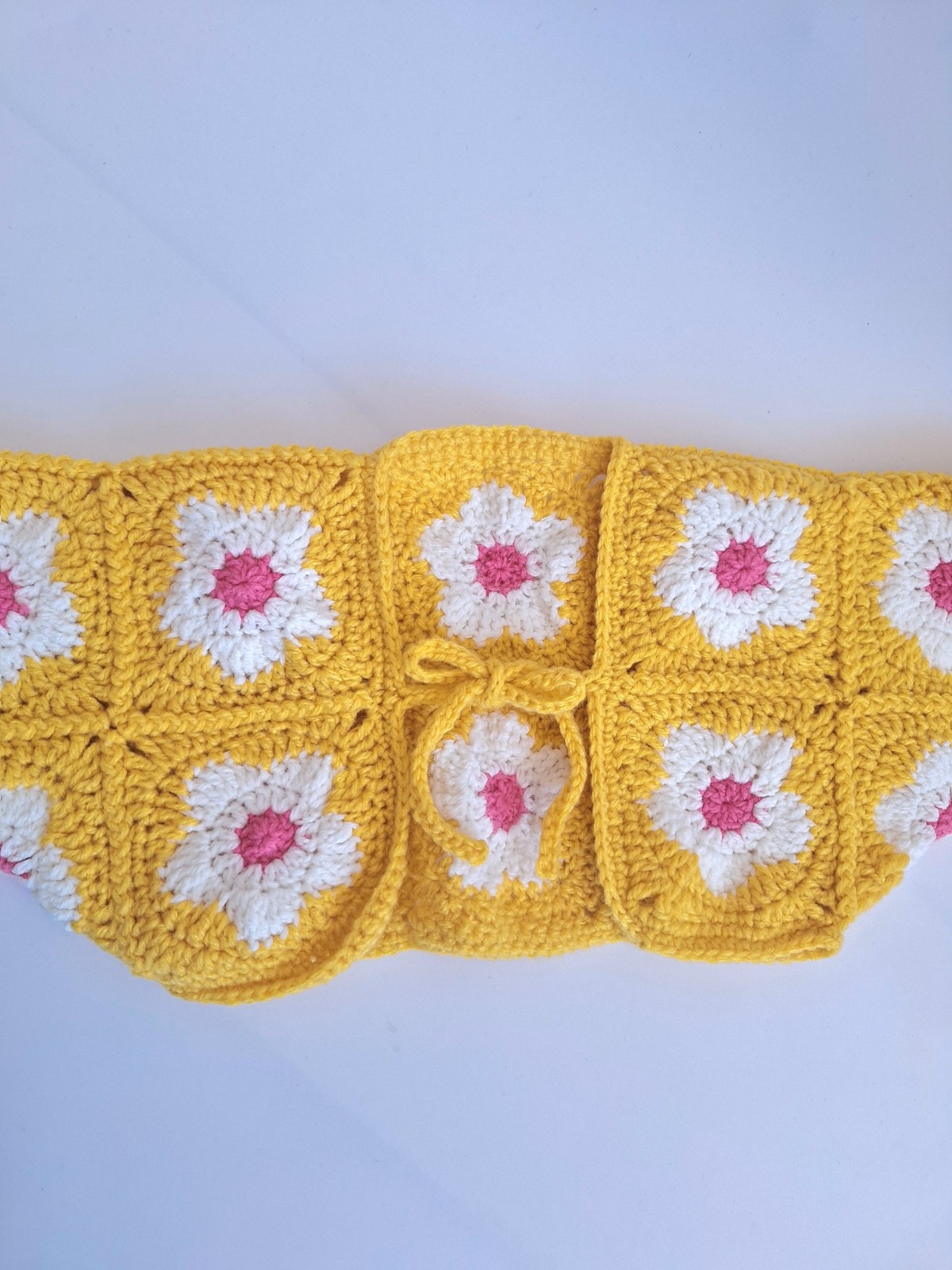 Gehaakt baby vestje | Bolero geel met wit en roze bloemen - 130020 Gehaakt baby vestje | Bolero geel met wit en roze bloemen