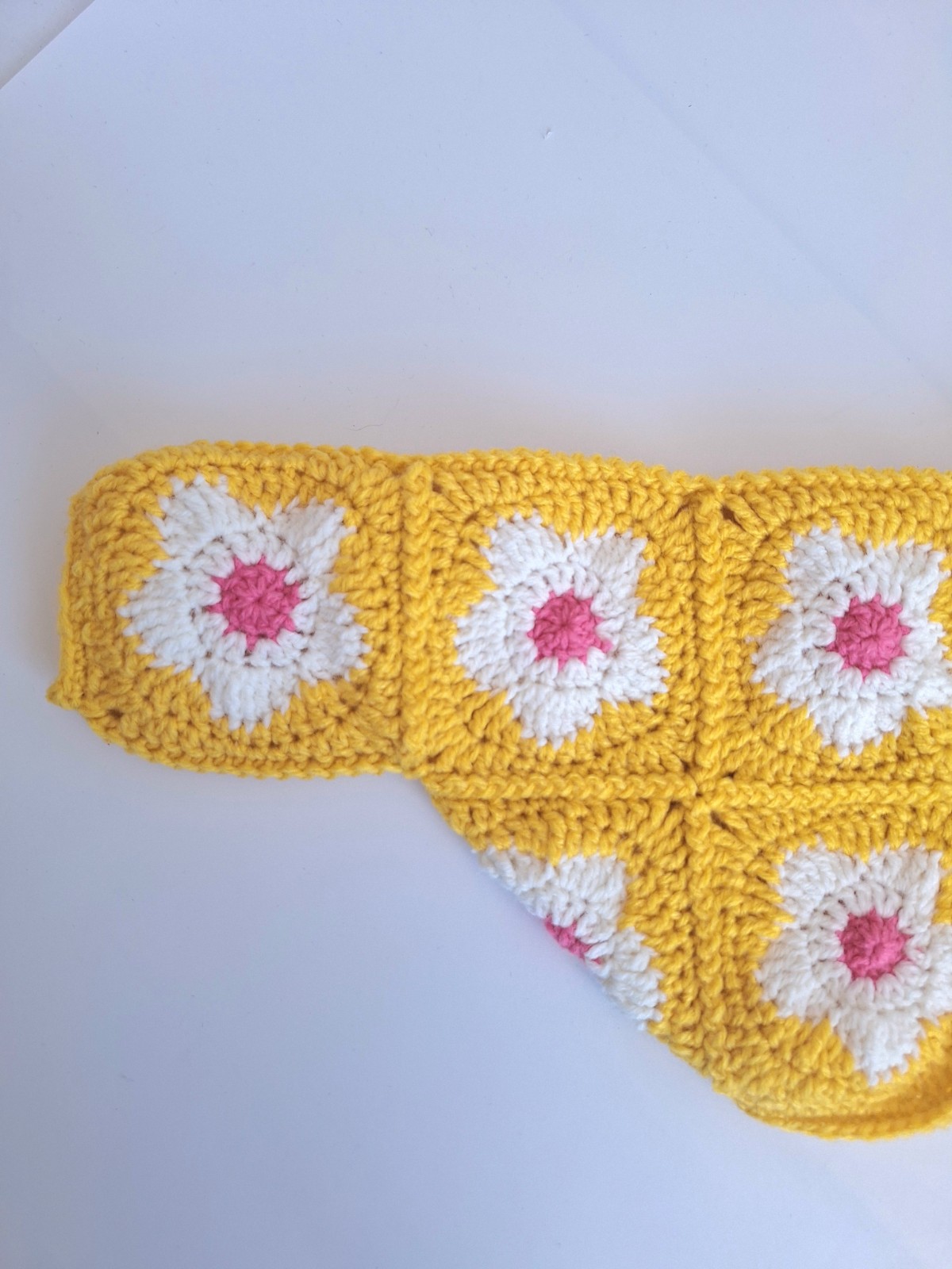 Gehaakt baby vestje | Bolero geel met wit en roze bloemen - 130021 Gehaakt baby vestje | Bolero geel met wit en roze bloemen