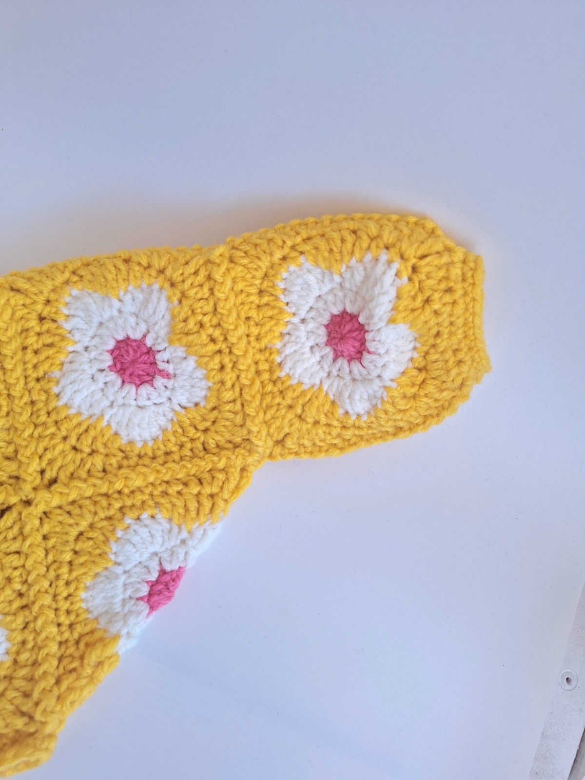 Gehaakt baby vestje | Bolero geel met wit en roze bloemen - 130022 Gehaakt baby vestje | Bolero geel met wit en roze bloemen