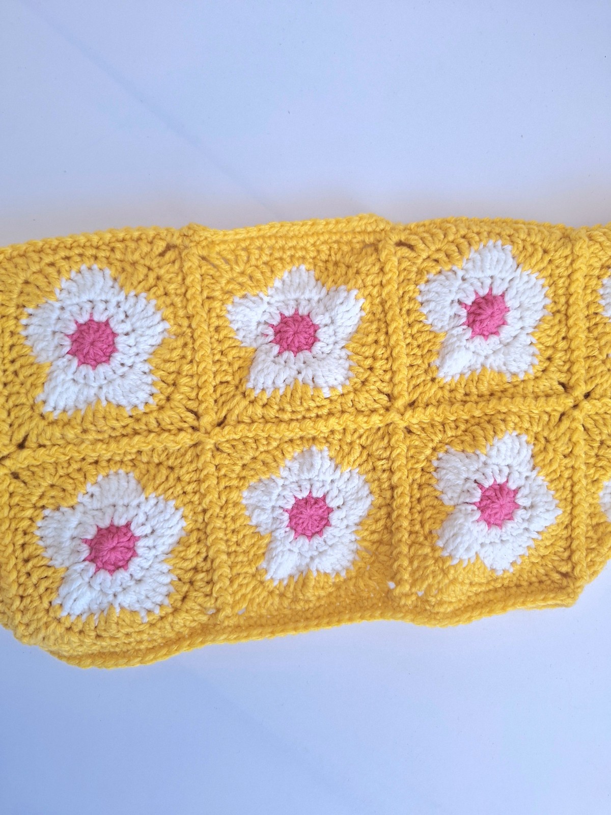 Gehaakt baby vestje | Bolero geel met wit en roze bloemen - 130024 Gehaakt baby vestje | Bolero geel met wit en roze bloemen