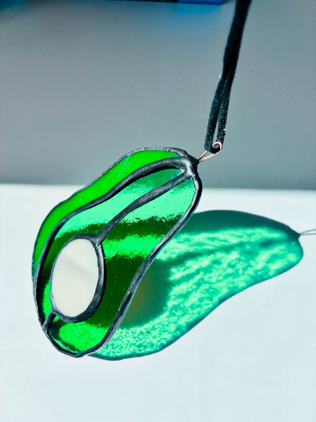 Glas-in-lood avocado | Handgemaakte raamhanger | Tiffany-techniek | Suncatcher | Glas-in-lood