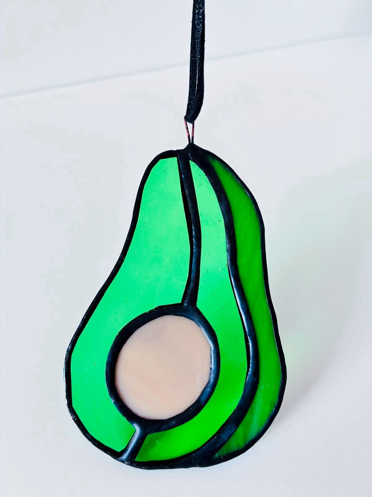 Glas-in-lood avocado | Handgemaakte raamhanger | Tiffany-techniek | Suncatcher | Glas-in-lood