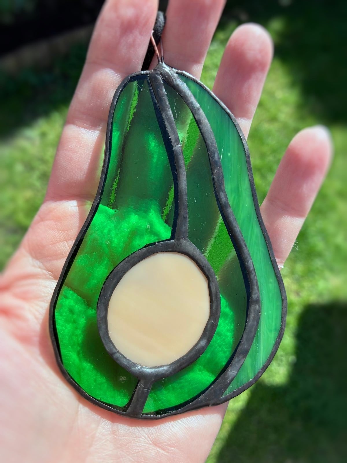 Glas-in-lood avocado | Handgemaakte raamhanger | Tiffany-techniek | Suncatcher | Glas-in-lood