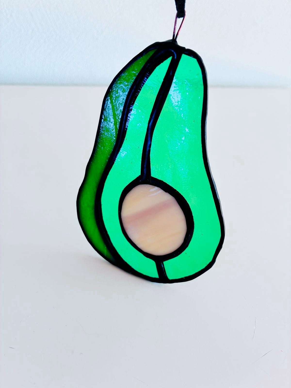 Glas-in-lood avocado | Handgemaakte raamhanger | Tiffany-techniek | Suncatcher | Glas-in-lood