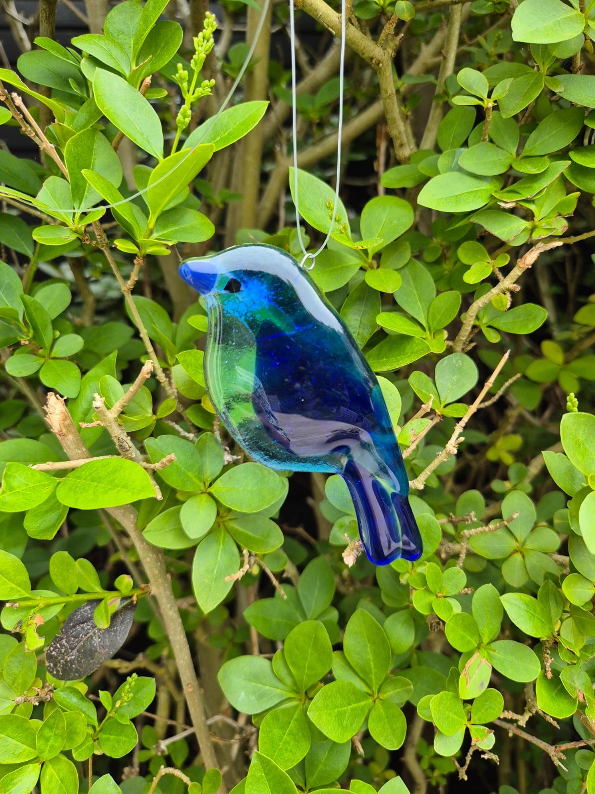 Glasfusing vogel hanger – handgemaakte glazen suncatcher voor raam of tuin – 11 x 6 cm