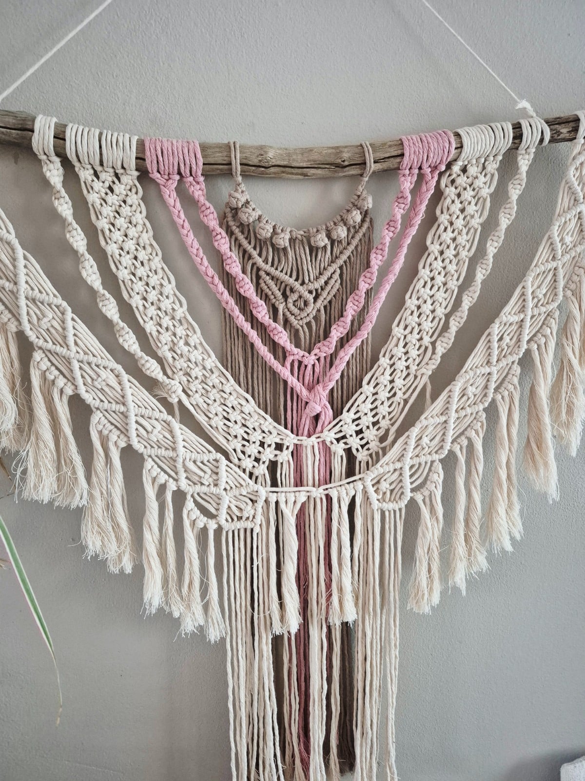 Grote macrame wandhanger! - 128115 Grote macrame wandhanger,crème, beige roze.