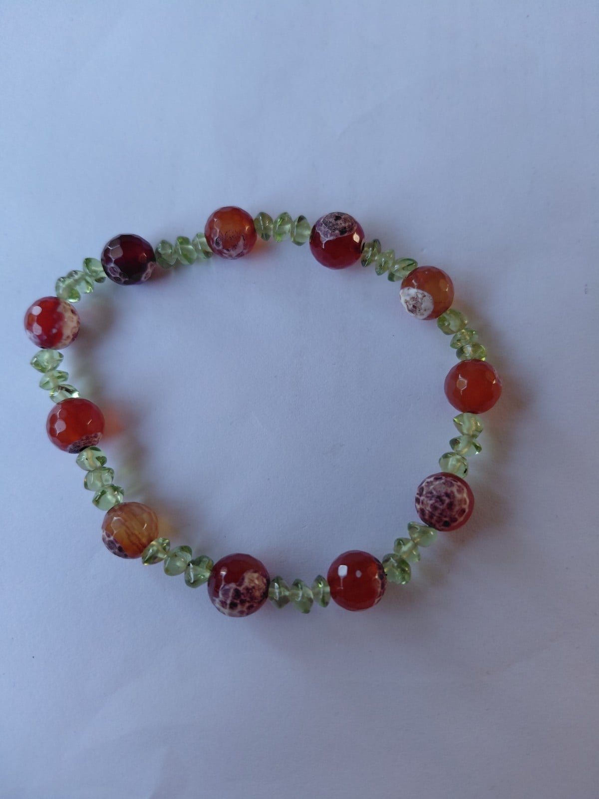 Honeymeadow: armband met vuuragaat en olivijn