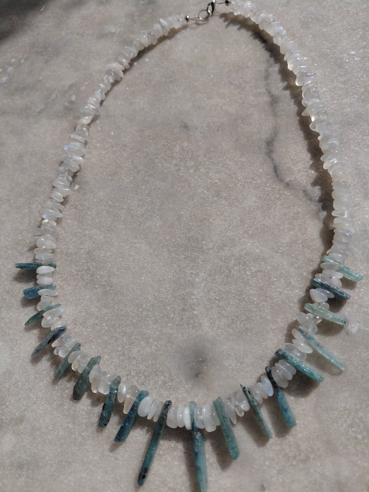 Ketting kyaniet en maansteen - 127666 Mountain Mist: ketting met kyaniet en maansteen