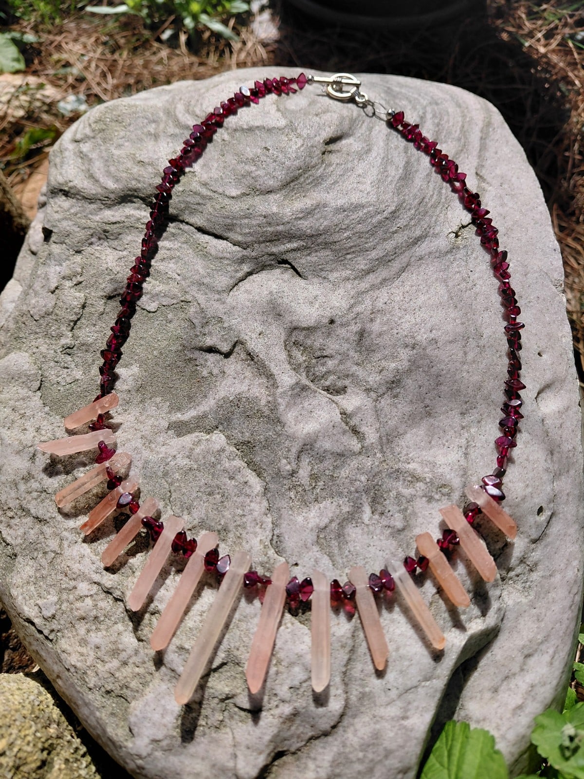 Evening Sun: ketting met roze bergkristal staafjes en granaatdruppels