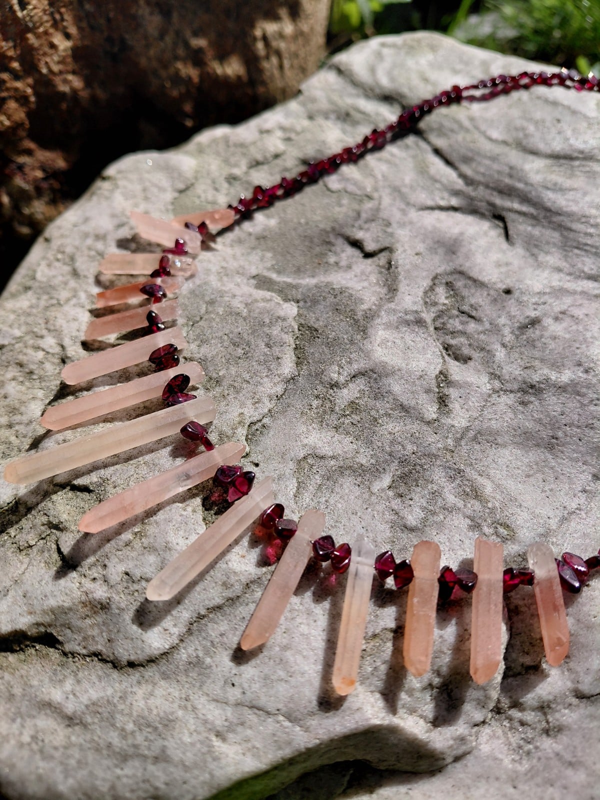 Evening Sun: ketting met roze bergkristal staafjes en granaatdruppels