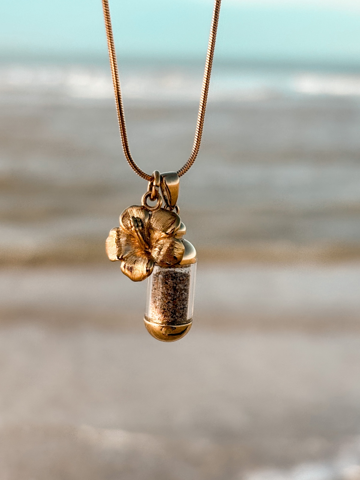 Laguna Beach Pendant Hibiscus Goud - 129005 Laguna Beach Pendant Hibiscus Goud