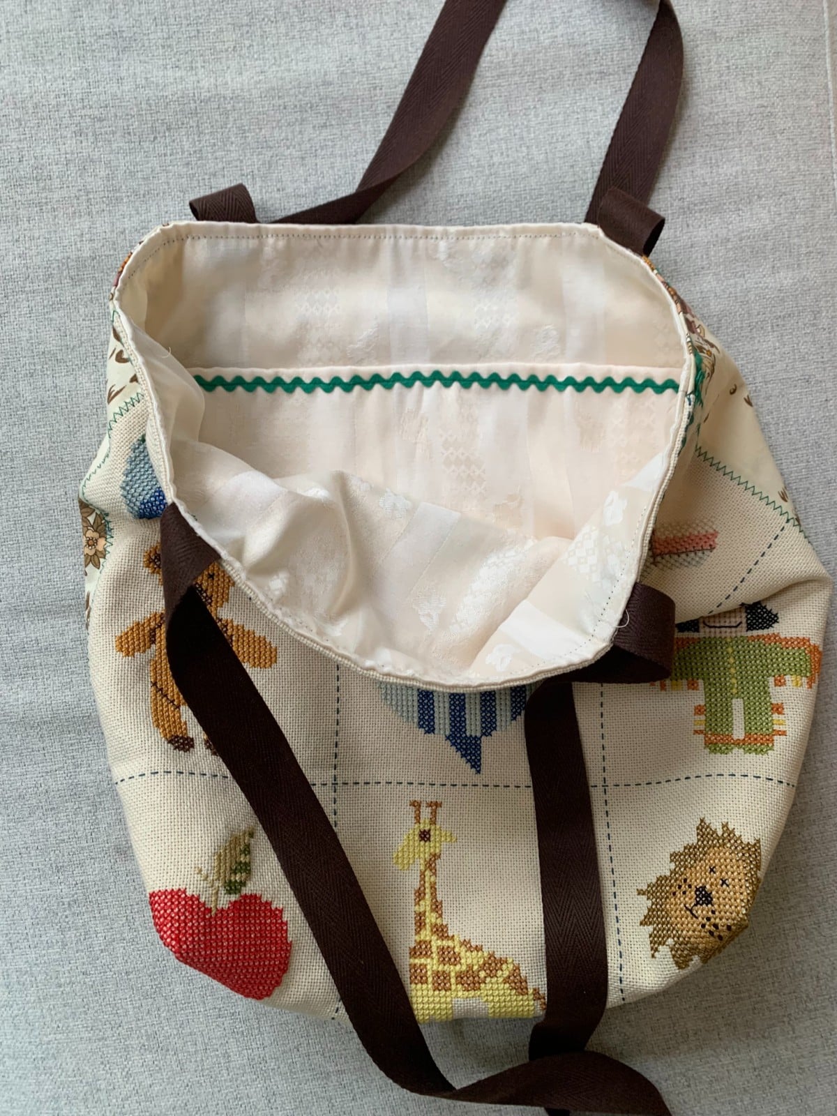 Leuke tote bag van een vrolijk borduurwerk
