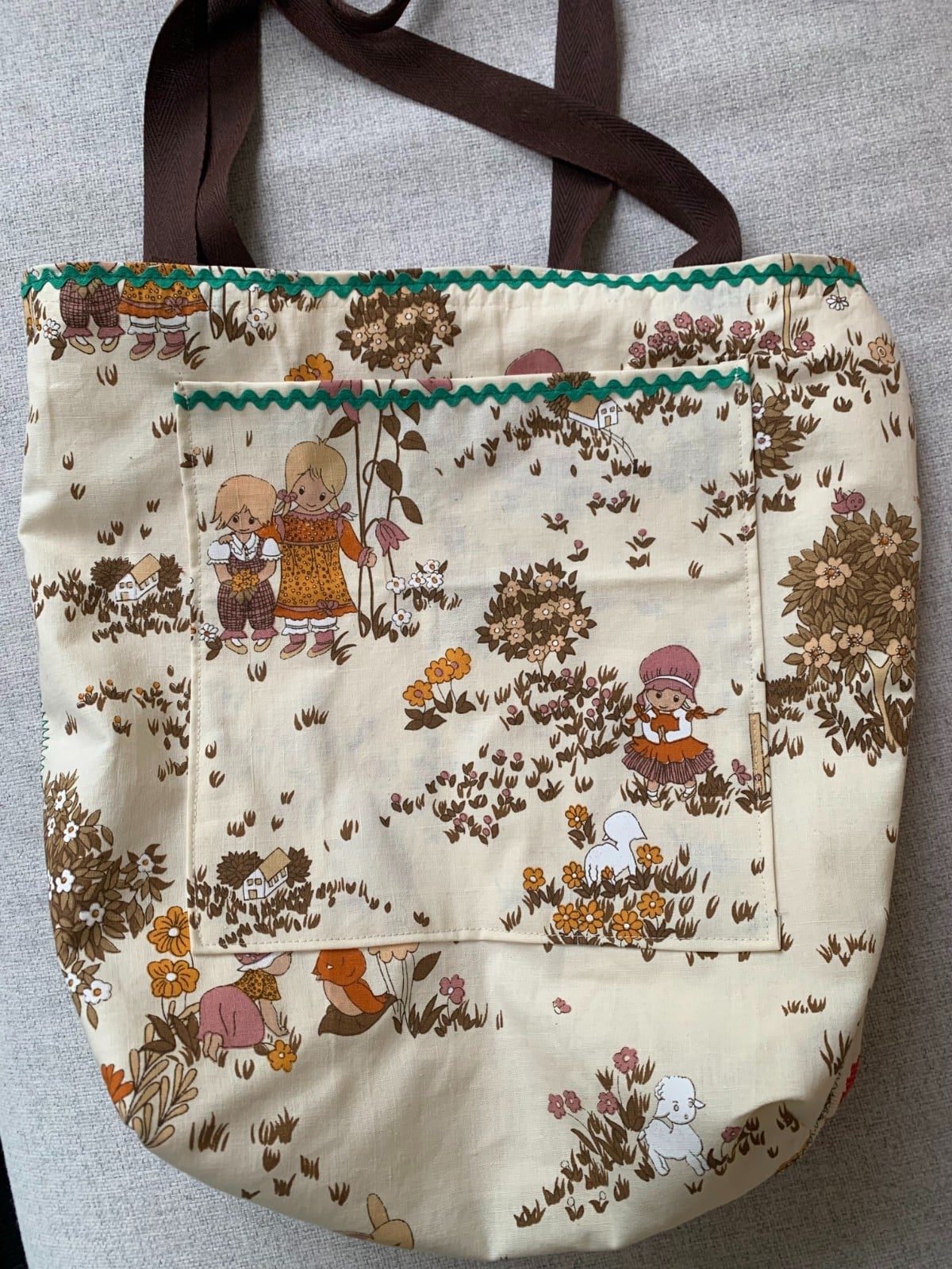 Leuke tote bag van een vrolijk borduurwerk