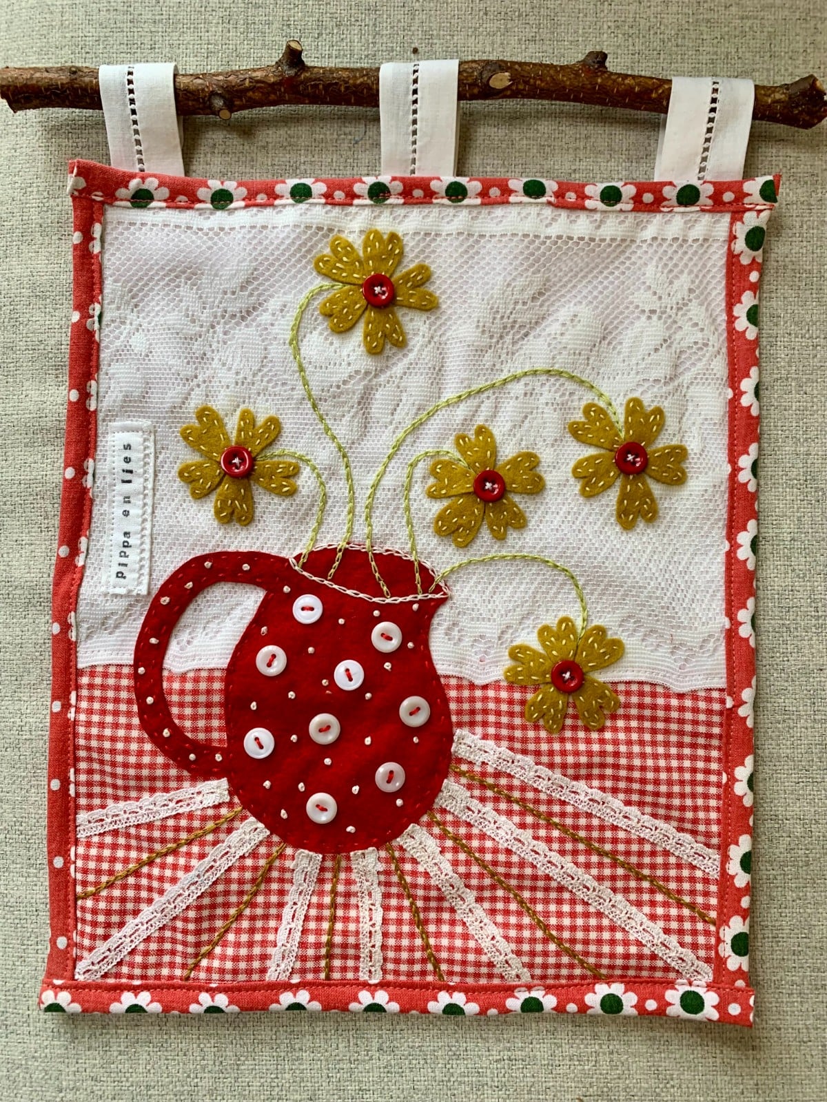 Lief wandkleedje met een vaasje met bloemen - 128390 Lief wandkleedje met een vaasje met bloemen