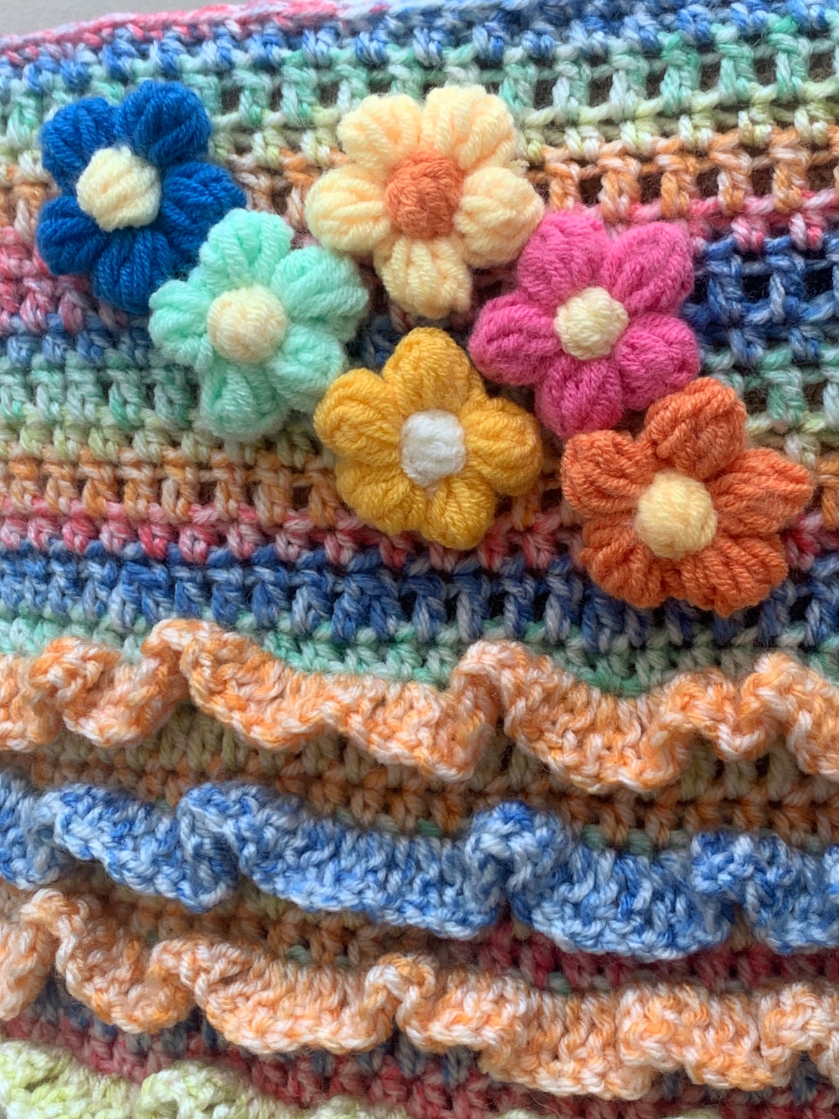 Mand/Tas zomers met roesjes en bloemen! - 128852 Mand/Tas zomers met roesjes en bloemen!