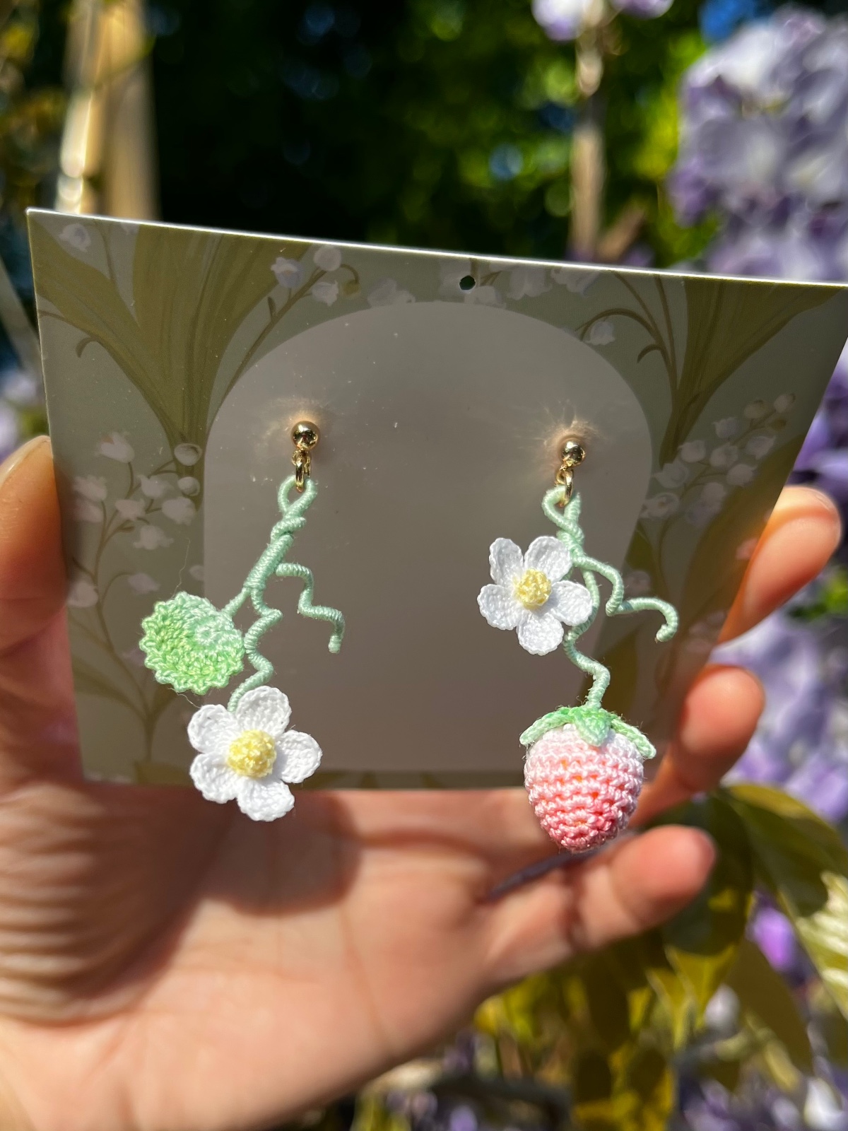 Micro gehaakte aardbei oorbellen met bloemen en blaadjes - 127361 Micro gehaakte aardbei oorbellen met bloemen en blaadjes