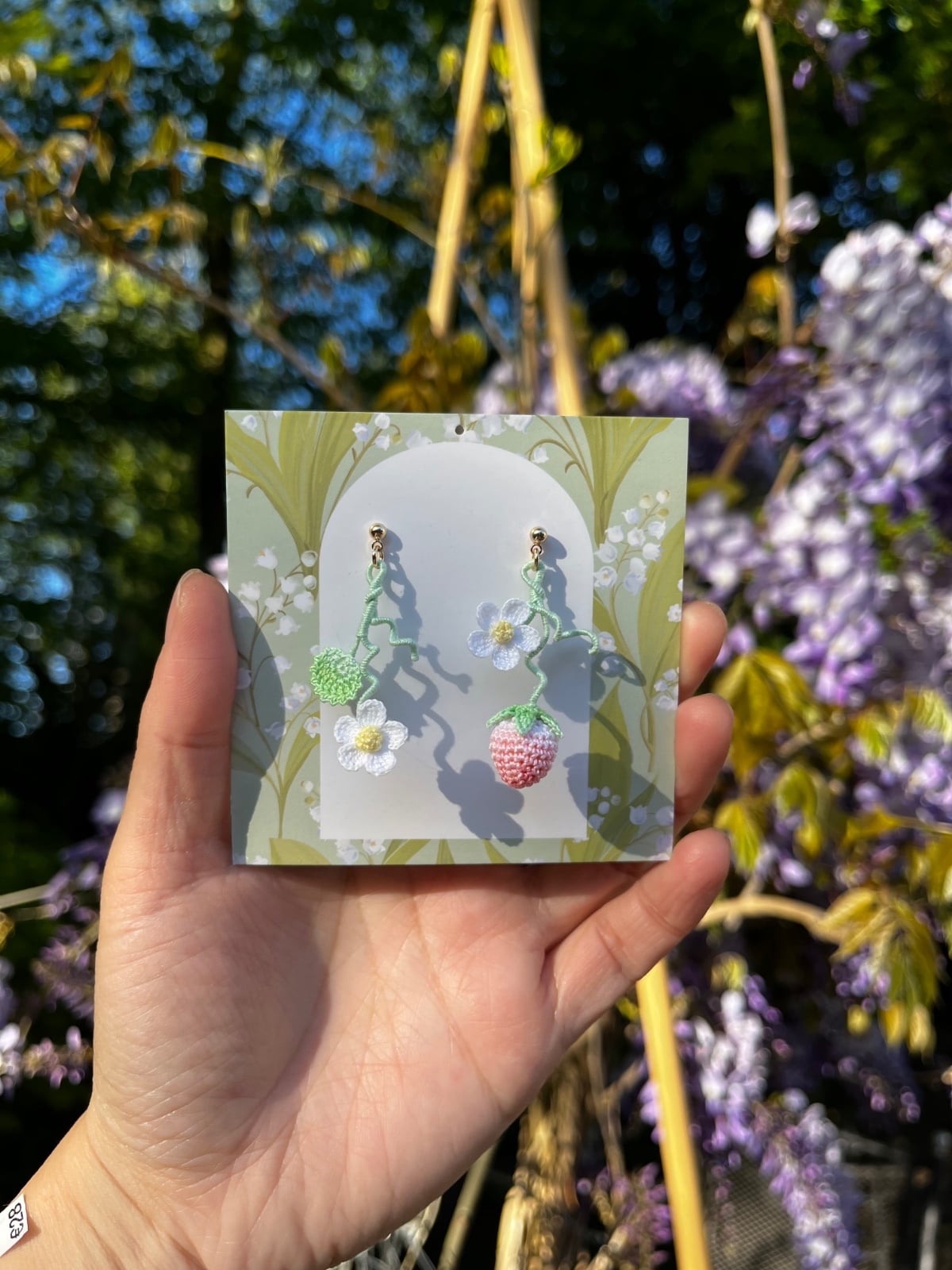 Micro gehaakte aardbei oorbellen met bloemen en blaadjes - 127365 Micro gehaakte aardbei oorbellen met bloemen en blaadjes