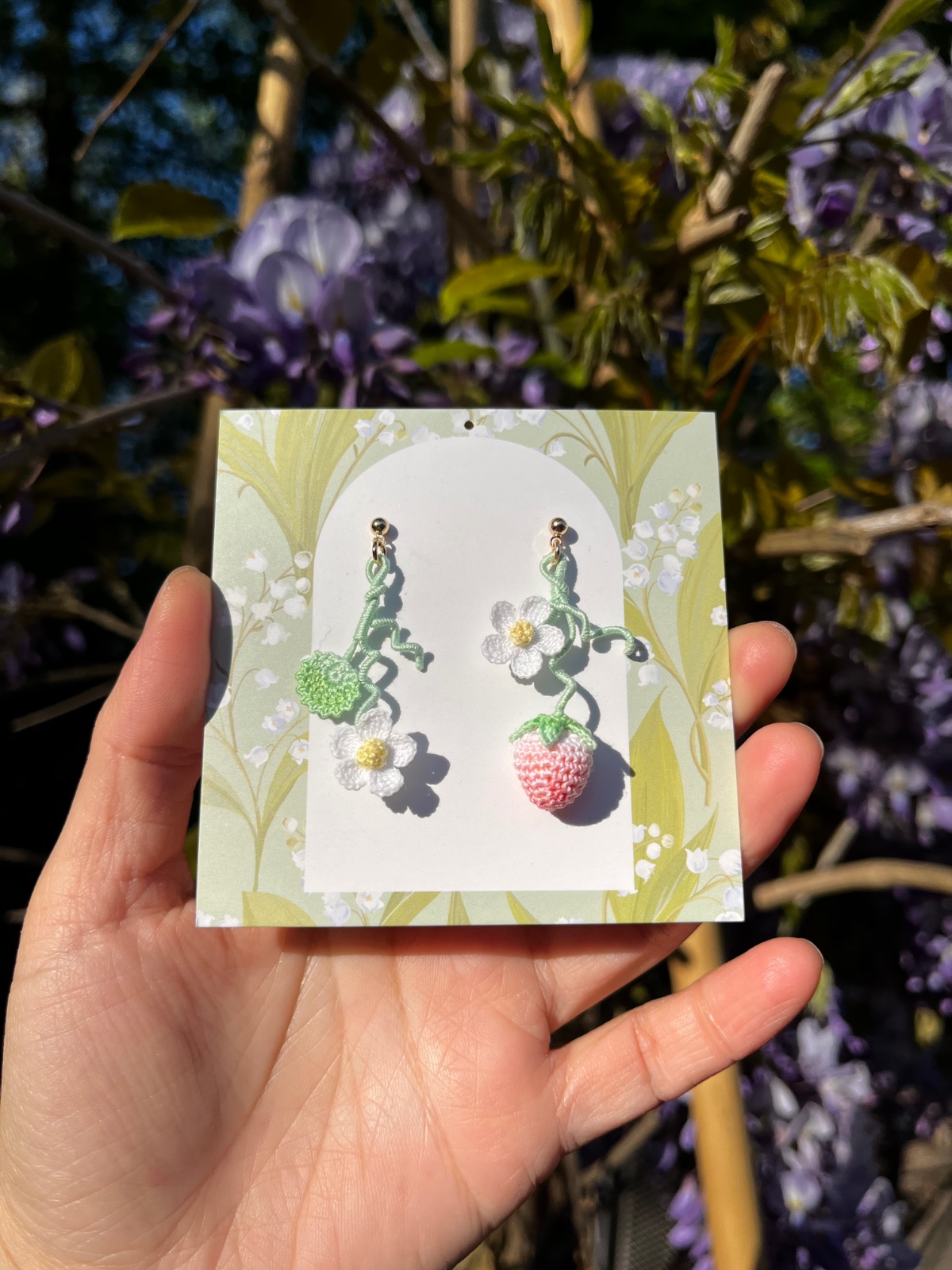 Micro gehaakte aardbei oorbellen met bloemen en blaadjes - 127366 Micro gehaakte aardbei oorbellen met bloemen en blaadjes
