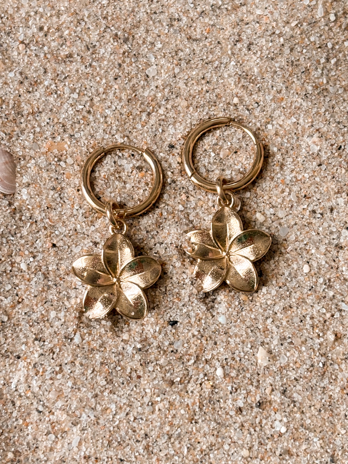 Plumeria oorbellen goud - 129044 Plumeria oorbellen goud