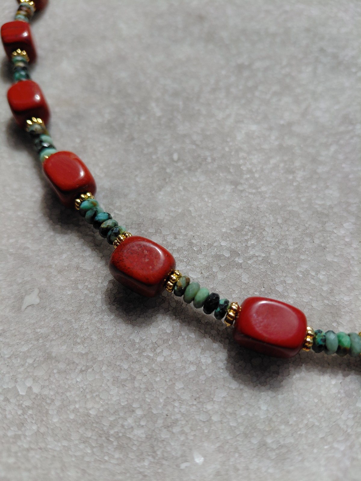 Red Safari: ketting met rode jaspis en afrikaanse turkoois