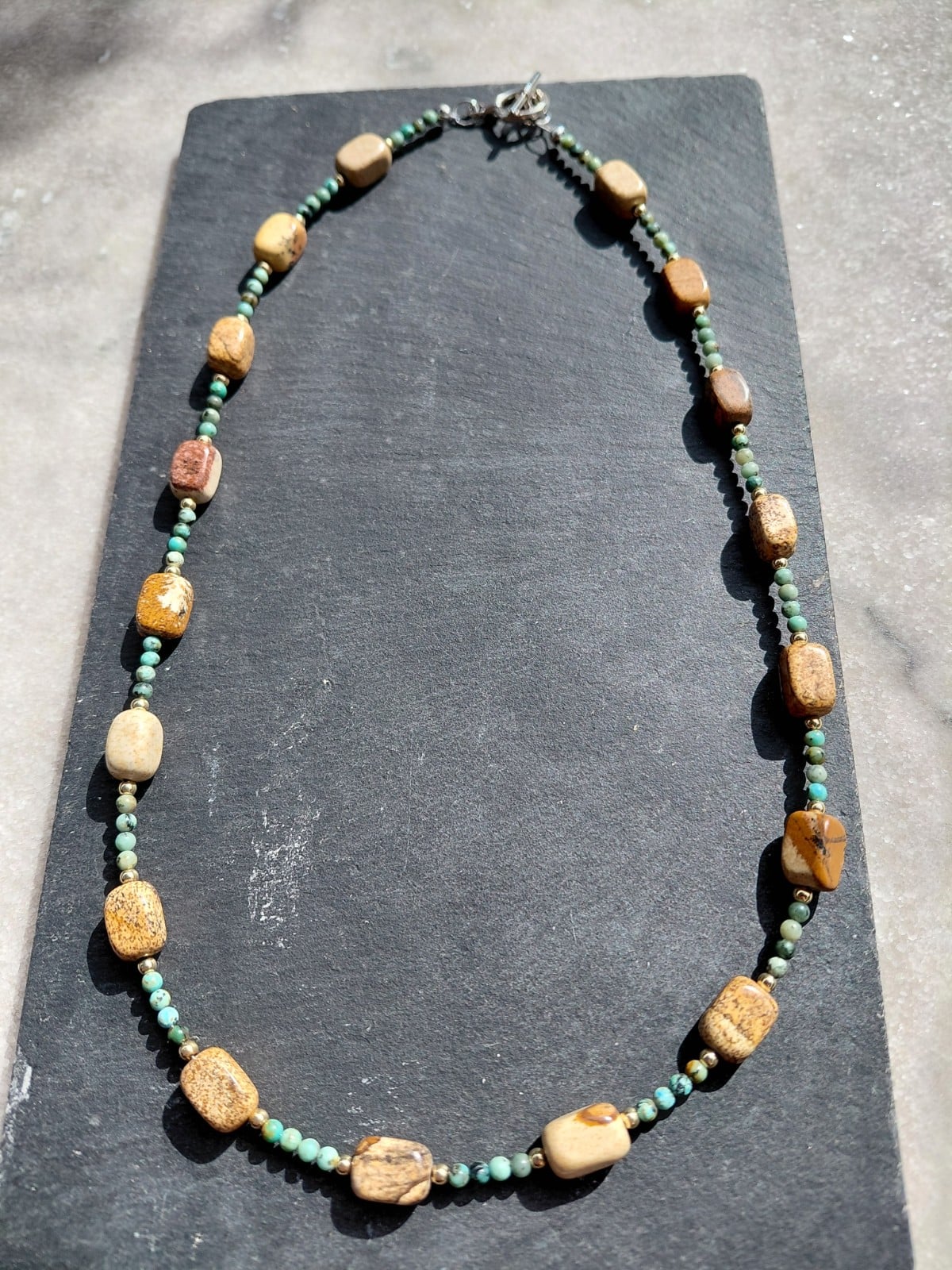 Sandy Beach: ketting met zandbruine jaspis en Afrikaanse turkoois