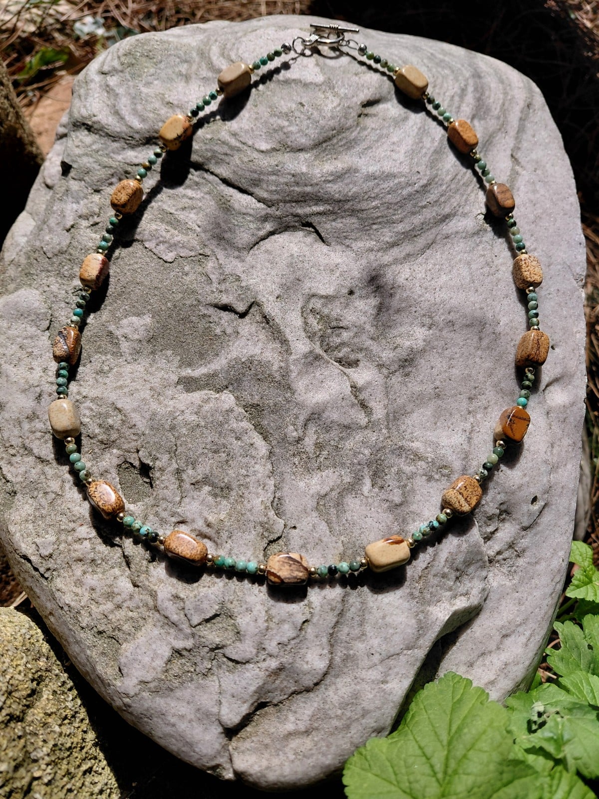 Sandy Beach: ketting met zandbruine jaspis en Afrikaanse turkoois