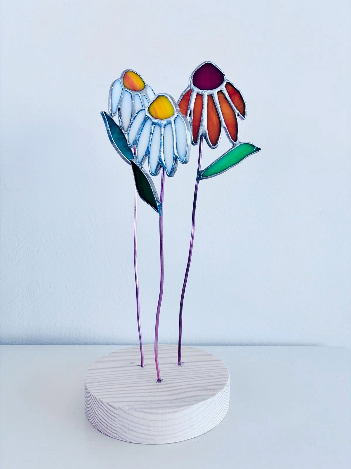 Set van handgemaakte glas-in-loodmadeliefjes met een houten standaard | Tiffany