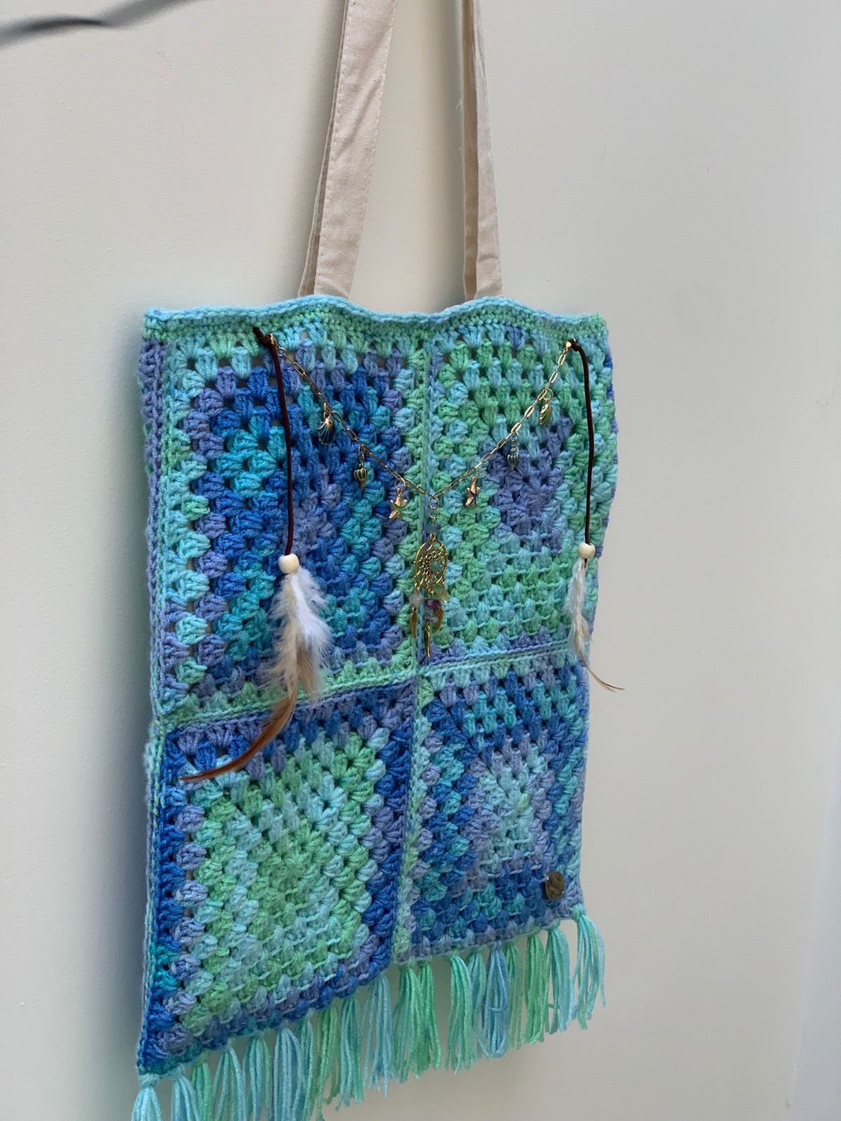 Tas Hobo/Style met sier ketting, veren en franjes.