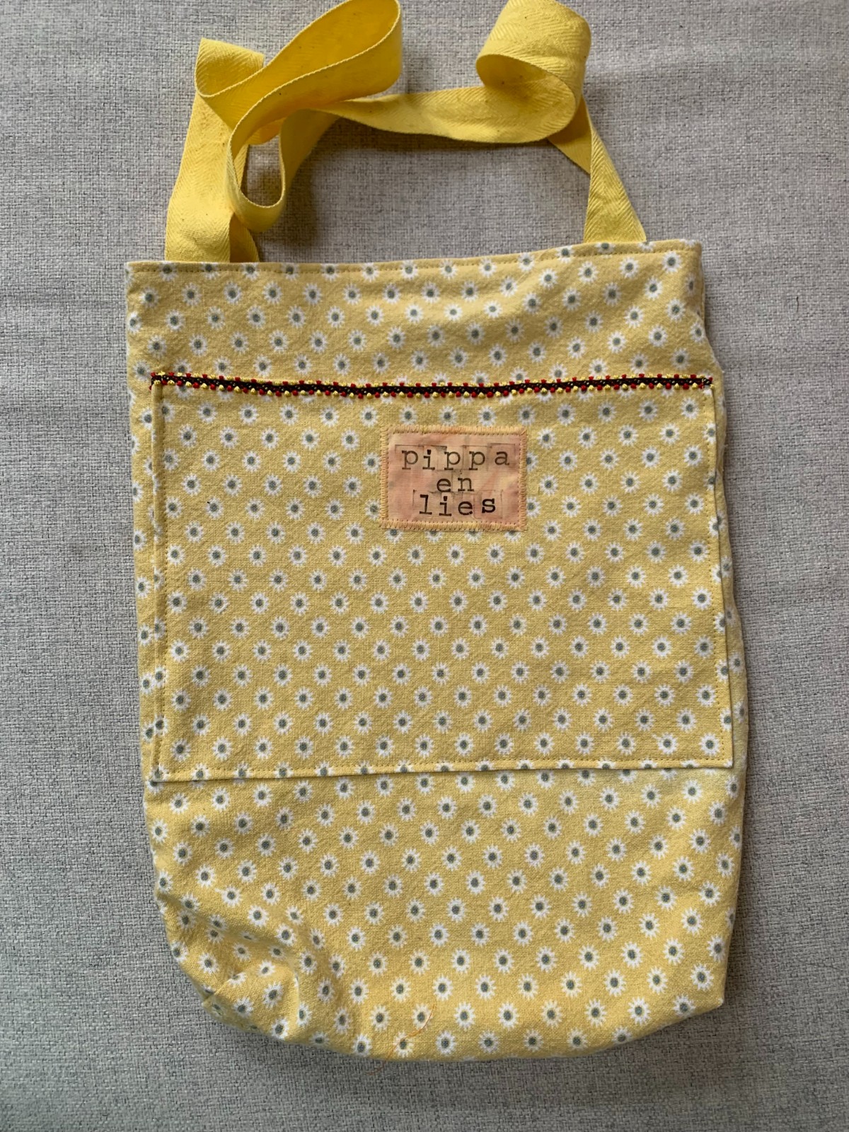 Tote bag met borduurwerk van een biddend meisje