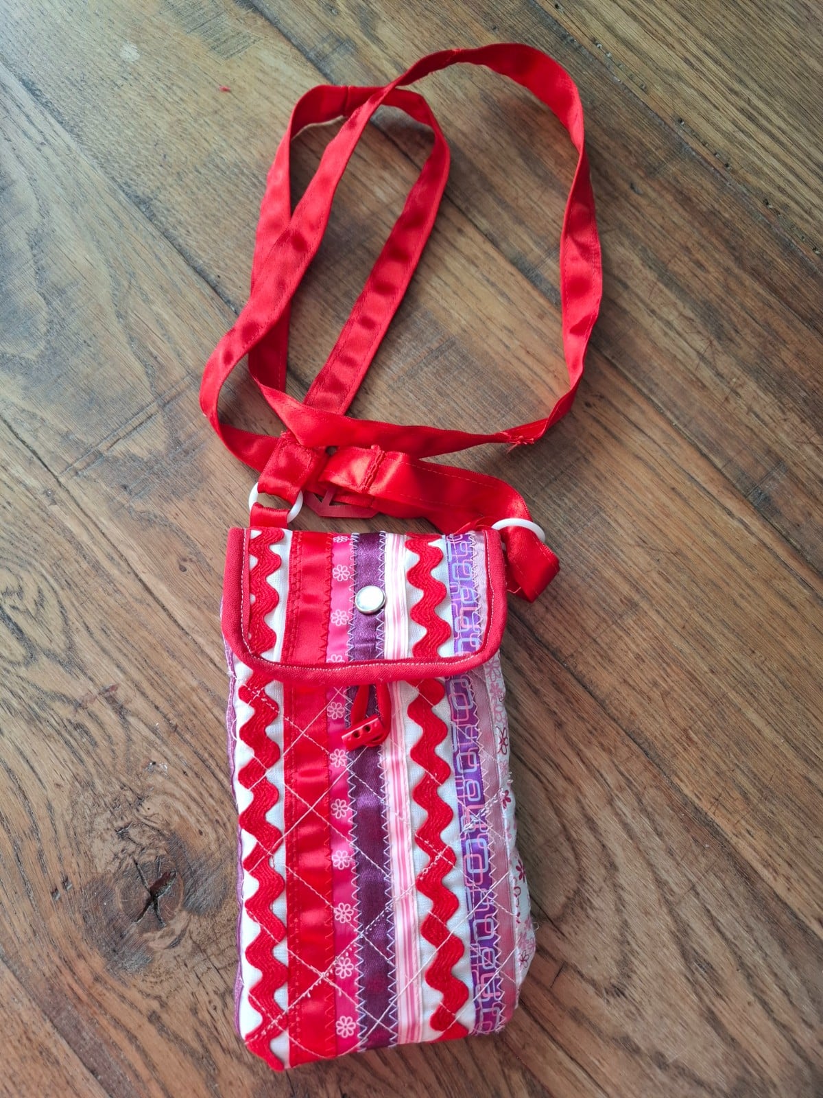 Uniek Handgemaakt: Cross-body Telefoontasje "Ribbon Red"