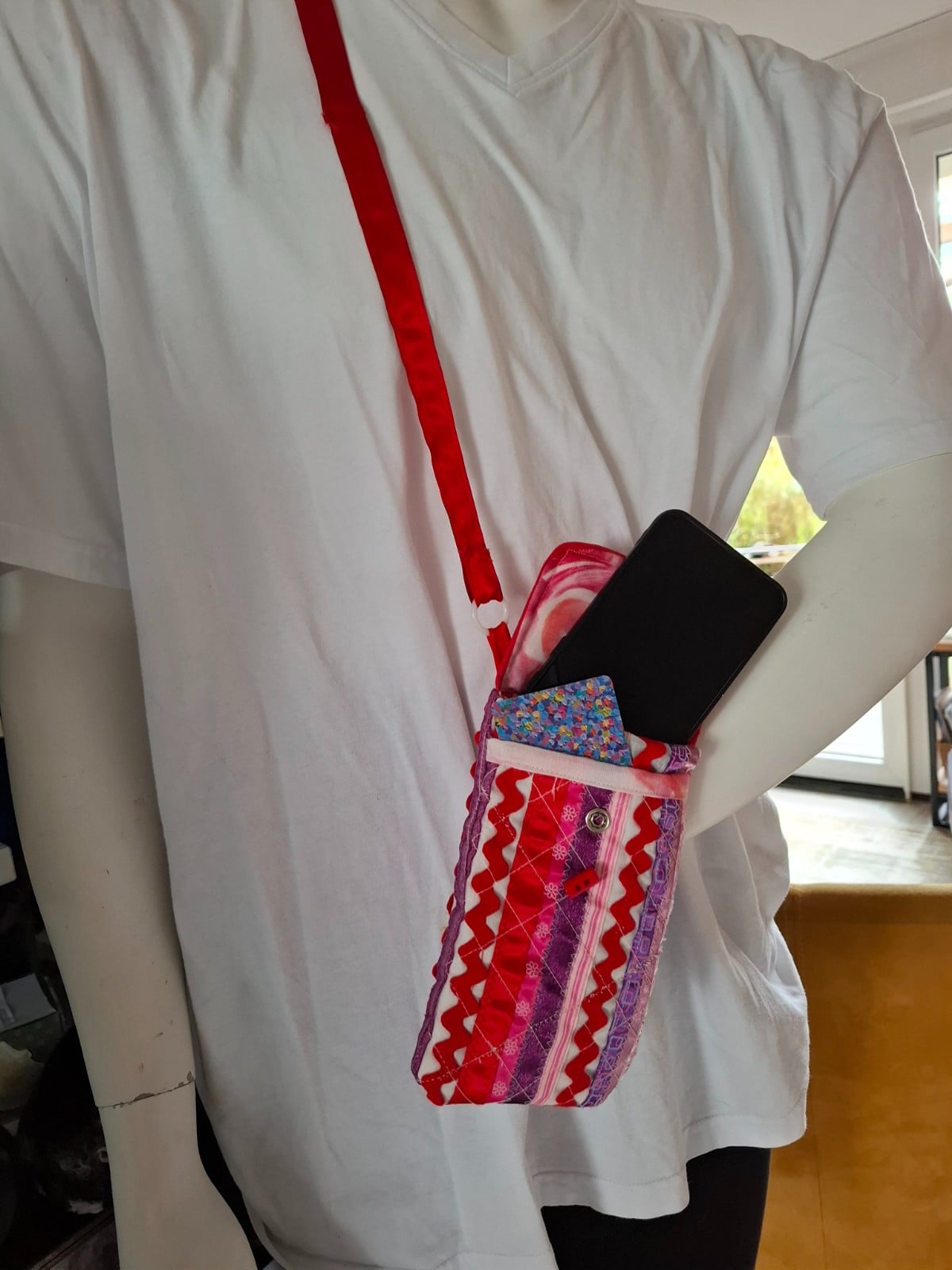 Uniek Handgemaakt: Cross-body Telefoontasje "Ribbon Red"