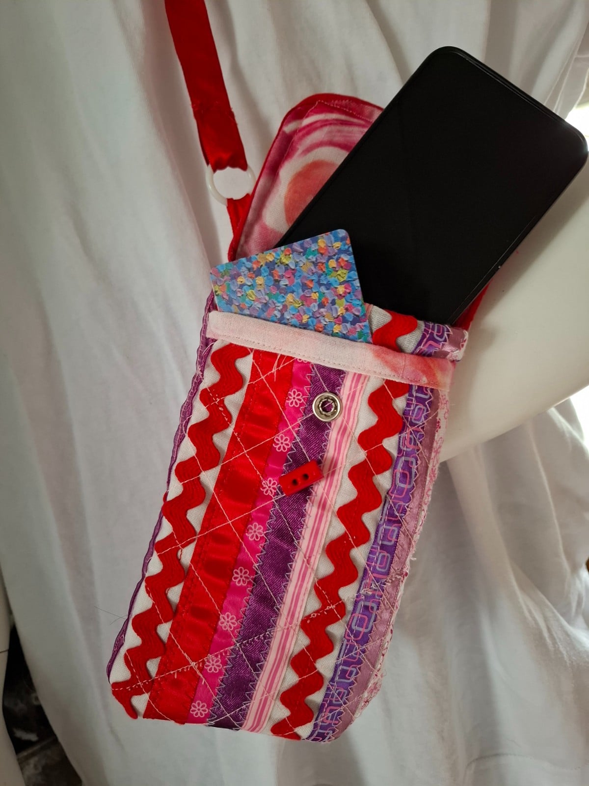 Uniek Handgemaakt: Cross-body Telefoontasje "Ribbon Red"