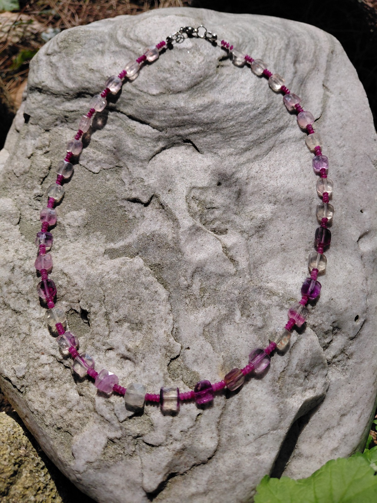 Violet Night: ketting met vierkante fluoriet en robijntjes